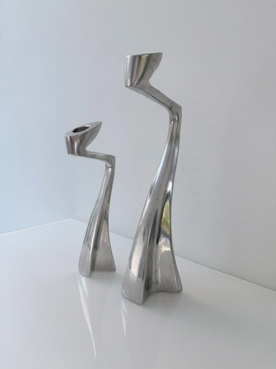 Portacandele Swan iconici di Matthew Hilton per SCP – Aluminium (photo 14 of 24)