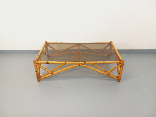 Vintage rechteckiger Couchtisch aus Rattan und Rauchglas aus den 1970er Jahren