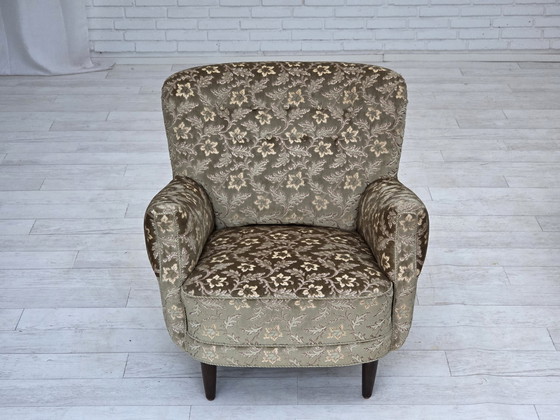Image 1 of 1960er Jahre, dänischer Sessel, hellgrüner Möbelvelours, Beine aus Teakholz.