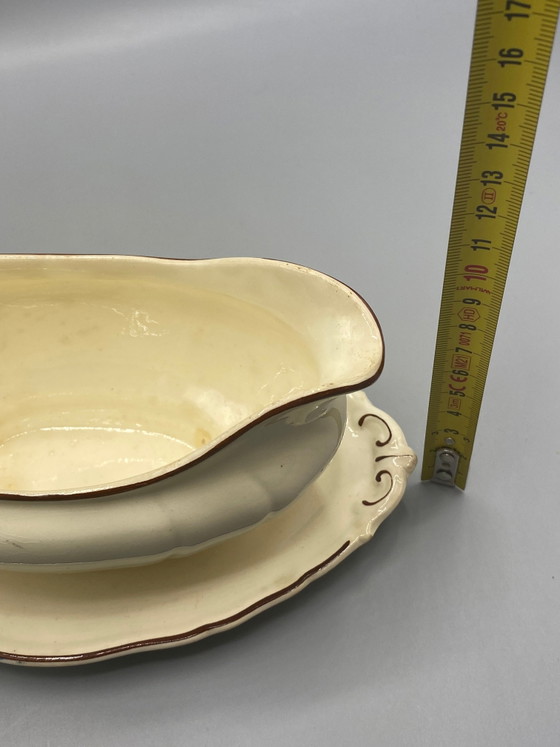 Villeroy & Boch Wallerfangen Salsiera in maiolica, corpo scanalato, fascia in cioccolato, fine XIX secolo. (photo 6 of 6)