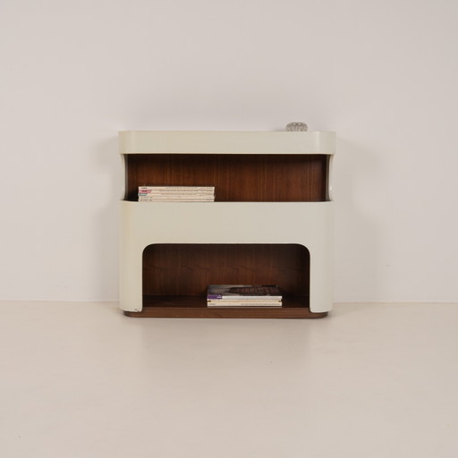 Consolle italiana in stile Space Age con ripiani a giorno curvi.