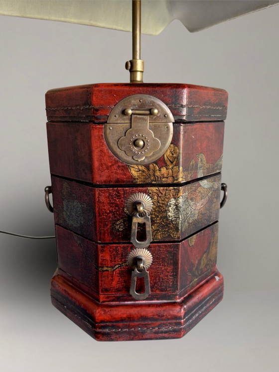 Image 1 of Lampenpaar in lackierten, asiatisch inspirierten Gehäusen, polychromer Verzierung und Messing – 63 cm