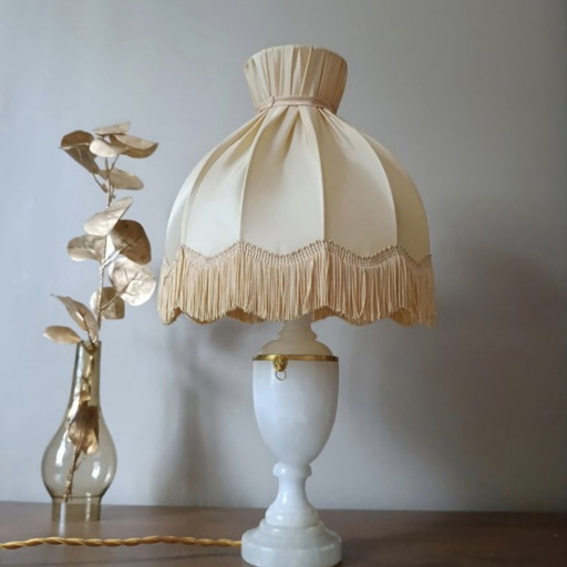 Lampada in alabastro e ottone in stile Luigi XVI, paralume a cupola in raso, 1950