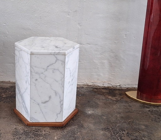 Tavolino laterale con piedistallo monolitico esagonale in marmo di Carrara italiano