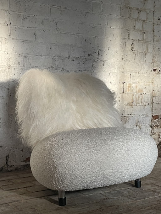 Pallone aus Bouclé und isländischem Schaffell