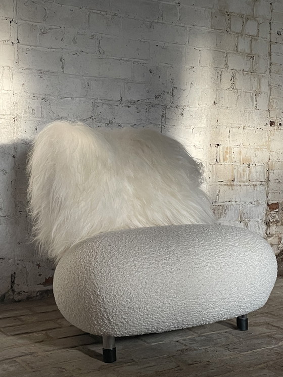 Image 1 of Pallone aus Bouclé und isländischem Schaffell