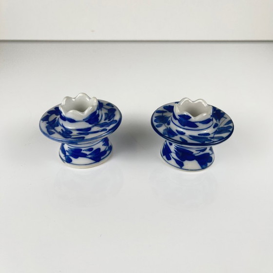 Image 1 of Set di 2 candelieri in porcellana blu e bianca, XX secolo.