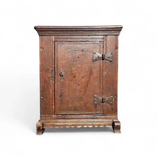 Farmer's oak pantry cupboard, 18th century