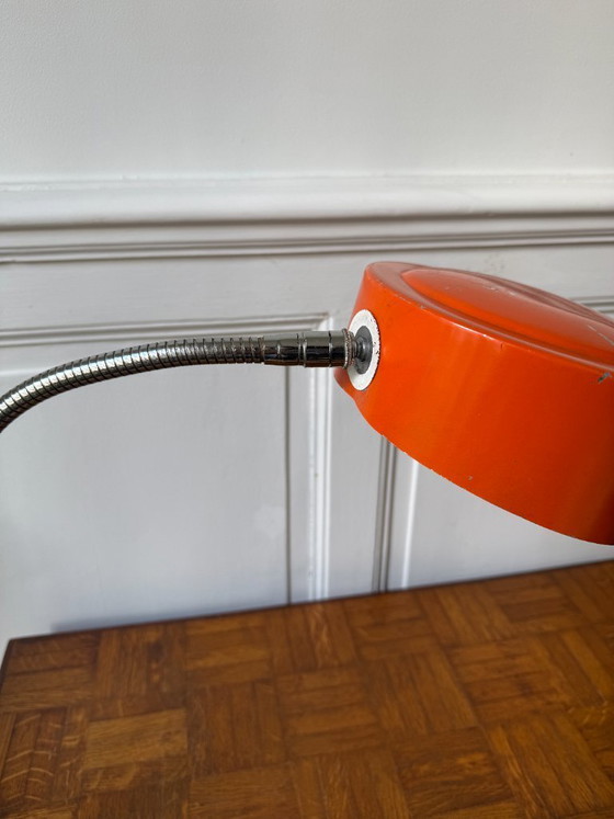 Image 1 of Oranje werkplaatslamp - bankschroefbevestiging uit de jaren 70
