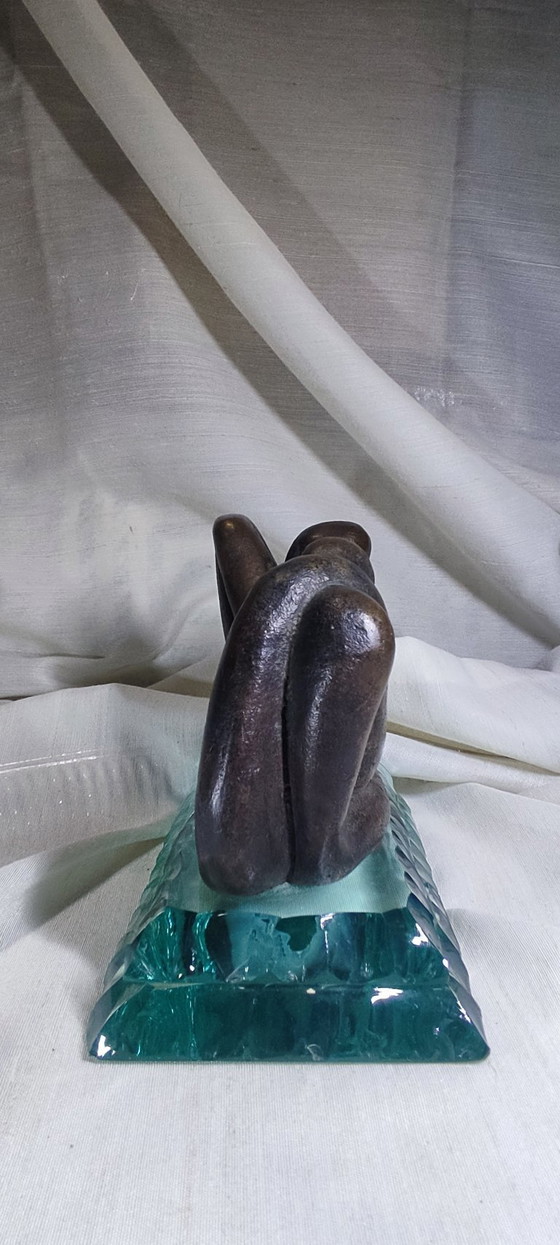 Image 1 of Escultura abstracta de bronce sobre base de vidrio sólido