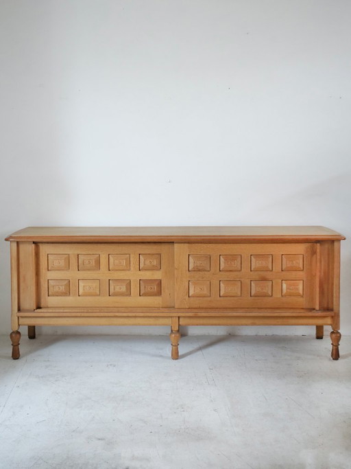 Dressoir van Guillerme en Chambron in licht eikenhout, brutalistische stijl