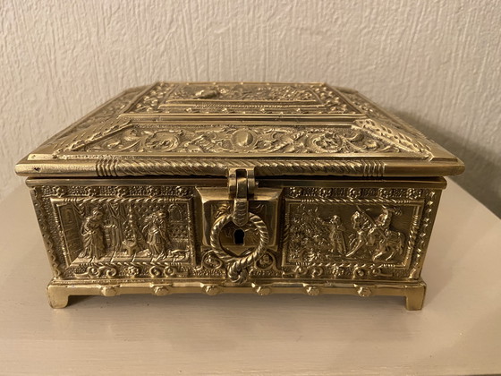 Image 1 of Sieraden- of sigarettendoosje van brons en messing met taferelen uit de Renaissance.