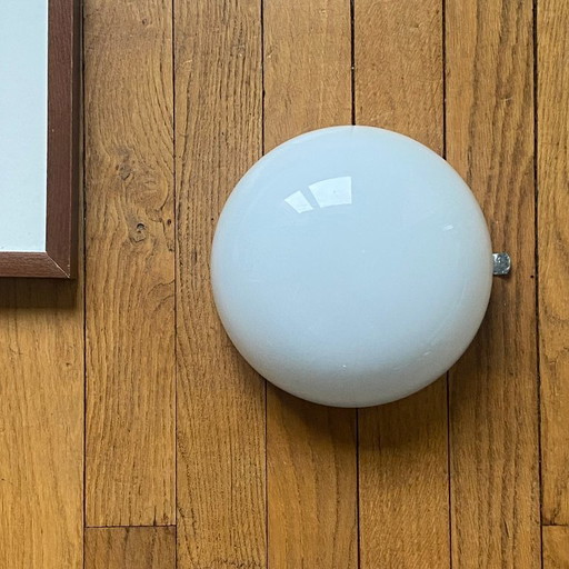 Lámpara de techo antigua o aplique de pared vintage, cristal opalino blanco, forma de media luna, 20 cm, años 60-70.
