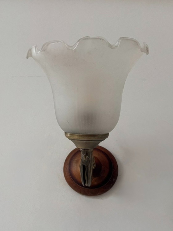 Par de apliques de pared antiguos de cristal, madera y latón, Francia, 1970. – Glass (photo 5 of 6)