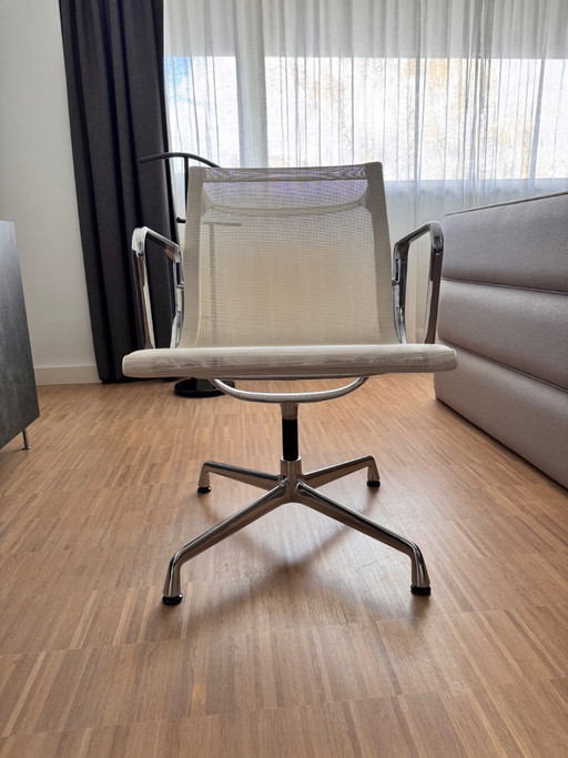 1x Eames EA108 Bureaustoel Blanco Netweave