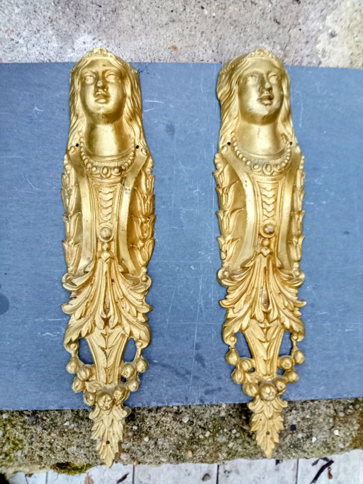 Par de adornos de mueble de bronce cariátides del siglo XIX