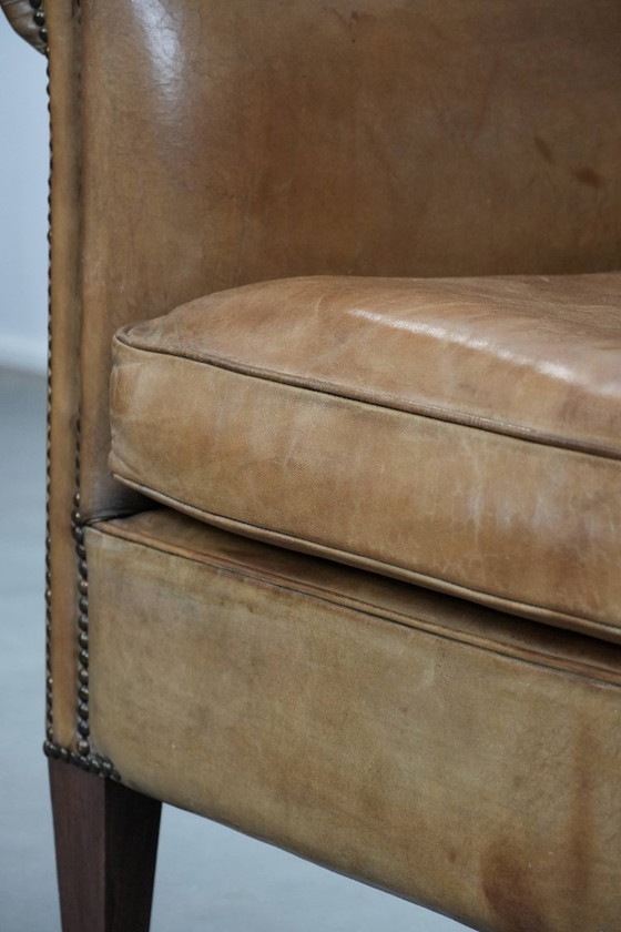 Image 1 of Fauteuil club en peau de mouton aux magnifiques teintes cognac clair