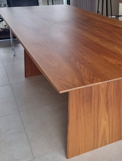 LANCE table in American walnut and 6 chairs