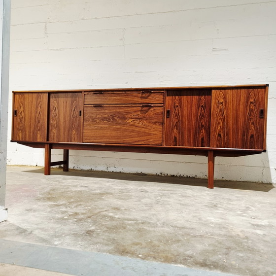 Image 1 of Bellissima credenza di grandi dimensioni di metà secolo con impiallacciatura in palissandro di Fristho, anni '60