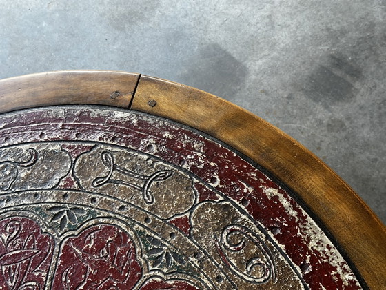 Brutalistische ronde salontafel van hout en veelkleurig leer met dierenriemdecoratie. – Wood, Leather (photo 7 of 12)