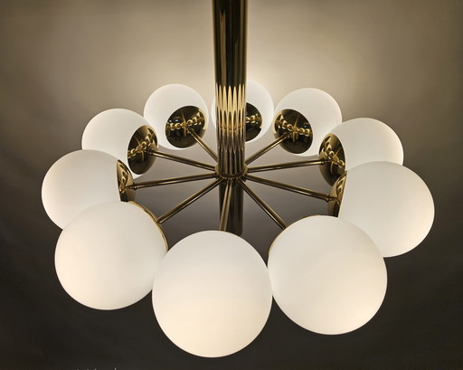 Kaiser Leuchten Pendelleuchte mit 10 milchig-weißen Glaskugeln und Messingfassung