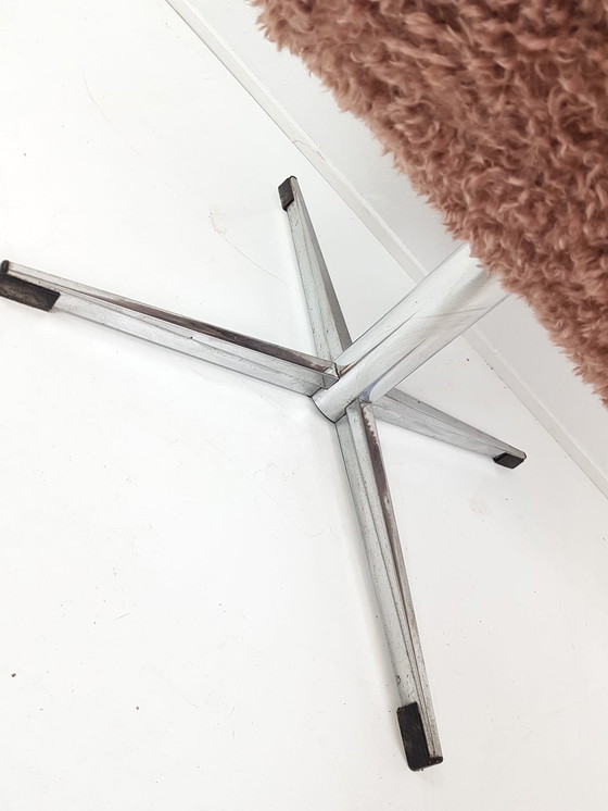 Image 1 of Fauteuil pivotant vintage, récemment retapissé de tissu rose à motifs.