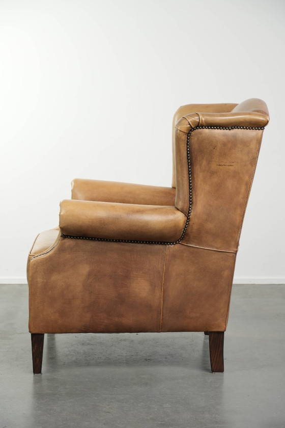 Image 1 of Mooie lichte rundleren oorfauteuil met een tijdloze Engelse uitstraling en een goed zitcomfort