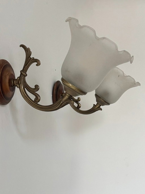 Par de apliques de pared antiguos de cristal, madera y latón, Francia, 1970. – wandlampen, Glass (photo 2 of 6)