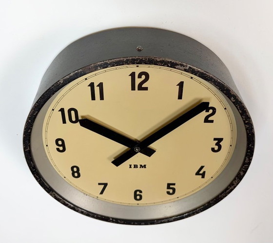 Horloge murale industrielle noire d'IBM, années 1950 – Pendules, Glass, Iron (photo 6 of 16)