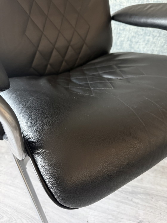 Image 1 of Poltrona lounge James Stressless con poggiapiedi in pelle nera e alluminio