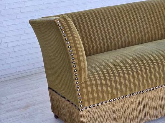 Image 1 of Dänisches 2-Sitzer-Sofa aus den 1970er Jahren, originaler grüner Möbelveloursbezug.