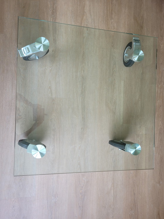 Image 1 of Tavolino quadrato su robuste rotelle