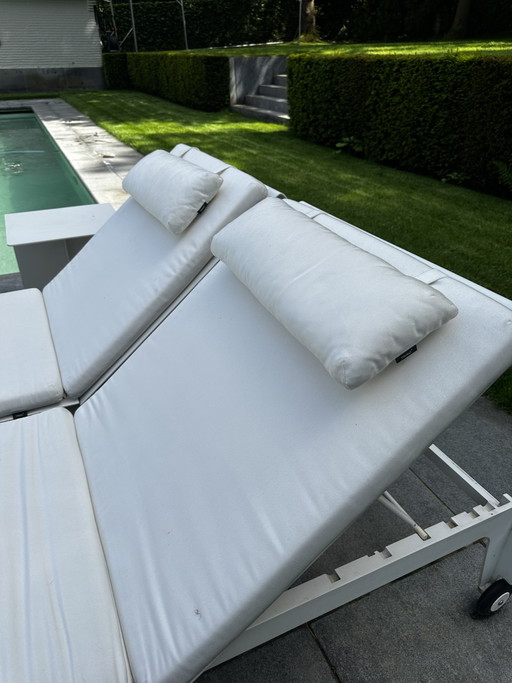 Exklusive Gartenmöbel Tribú Mirthe 2 Sonnenliegen mit 2 Beistelltischen und 2 Kissen