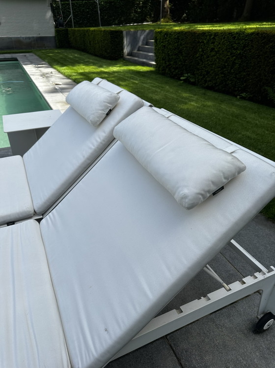 Image 1 of Exklusive Gartenmöbel Tribú Mirthe 2 Sonnenliegen mit 2 Beistelltischen und 2 Kissen