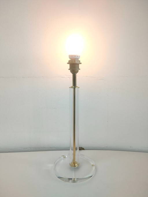 Lámpara de mesa de plexiglás estilo Hollywood Regency con pantalla gris.