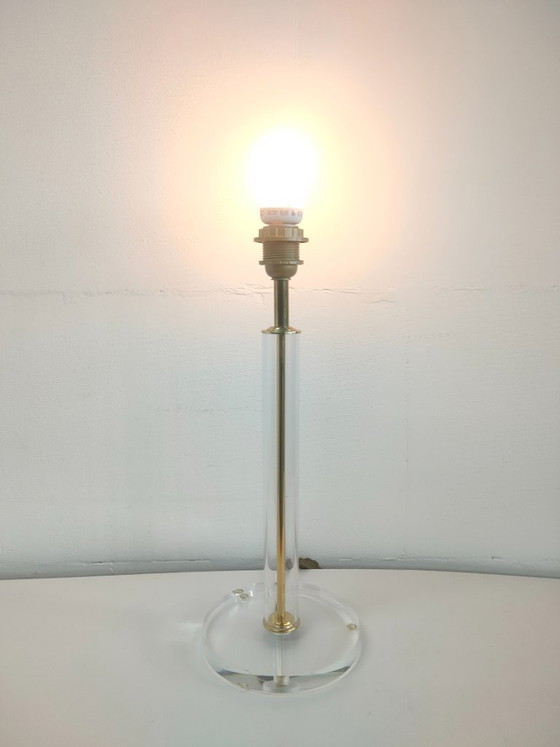 Image 1 of Lámpara de mesa de plexiglás estilo Hollywood Regency con pantalla gris.