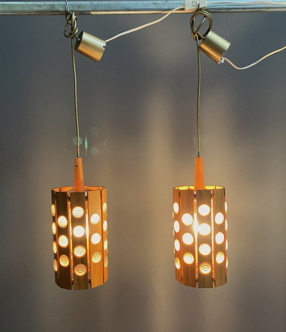 Image 1 of Set van 2 houten hanglampen uit de jaren 70 met plastic ogen