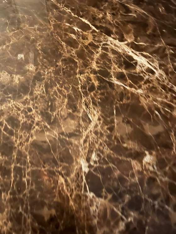 Image 1 of 2 x Tavolino di lusso in marmo marrone con gambe in metallo dorato - Qualità premium - Condizioni eccellenti