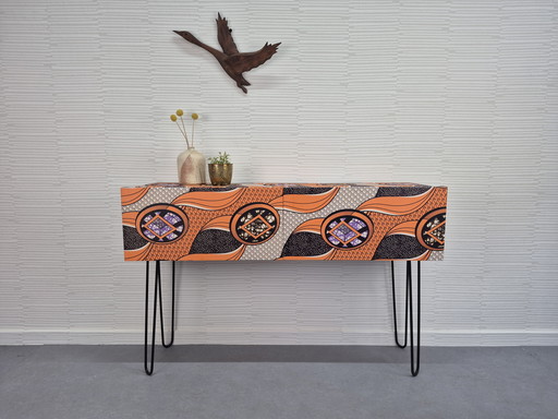 Sideboard auf Haarnadelbeinen. Vintage-Flurschrank, Decoupage.