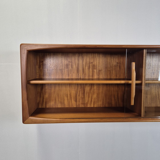 Image 1 of Buffet suspendu vintage danois Dyrlund des années 1960, meuble vitrine mural