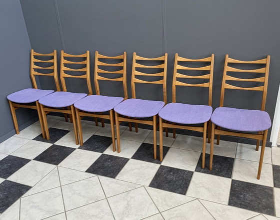 Image 1 of Juego de 6 sillas de cocina, de madera y tapicería morada, de la década de 1960.