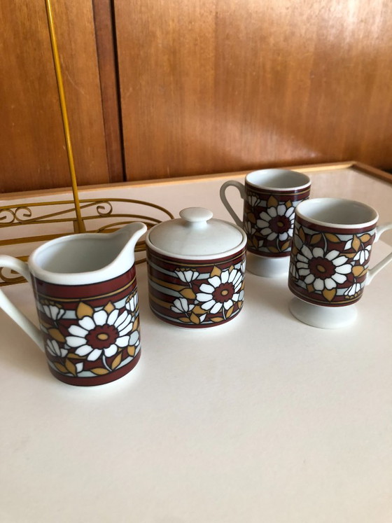 Image 1 of Vintage retro theeservies flower power jaren 60 waarschijnlijk van het merk Enesco aan bijbehorend metalen rek hoogte 32 b 28 d 