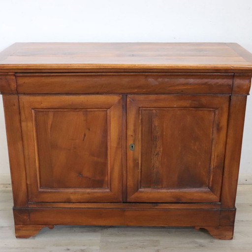 Antiek dressoir van massief walnotenhout, Italië, 19e eeuw.