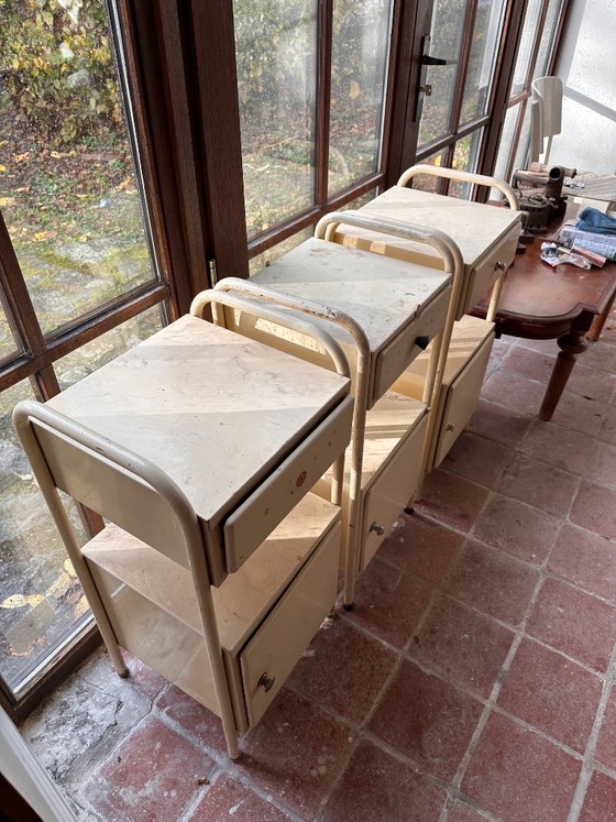 Lot de 3 tables de nuit d'hôpital, métal crème, Bois, Vintage (photo 4 sur 5)