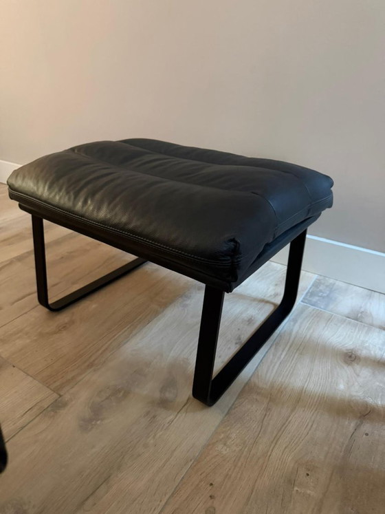 Image 1 of Leolux Indra fauteuil + hocker – zwart leer – nieuwstaat
