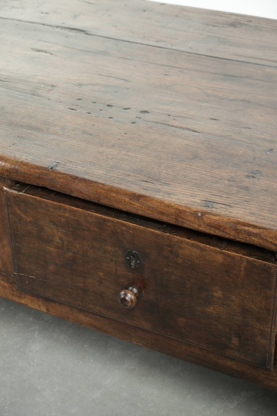Image 1 of Großer antiker Couchtisch aus südeuropäischem Kastanienholz aus dem 18. Jahrhundert mit wunderschöner Patina