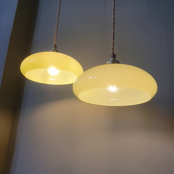 Image 1 of Ensemble de 2 suspensions vintage en verre opalin pastel vert/menthe.