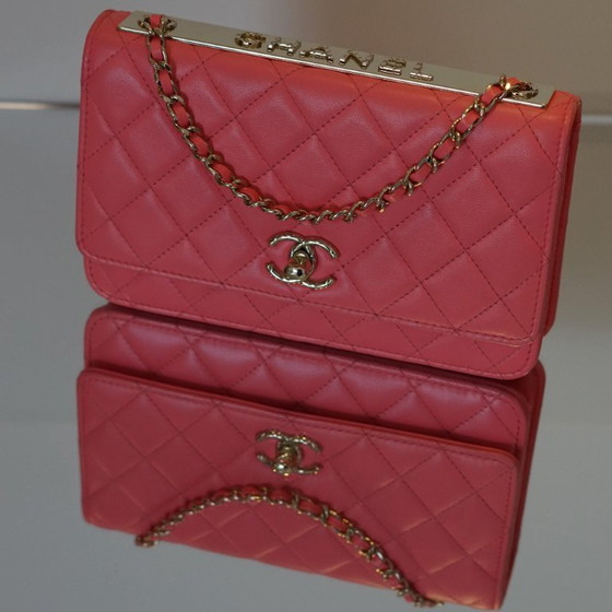 Image 1 of CHANEL GELDBÖRSE AN DER KETTE – TREND