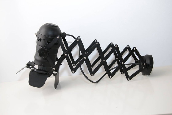 Image 1 of Lámpara de techo y de pared en estudio fotográfico con diseño de pantógrafo – extensible de forma continua