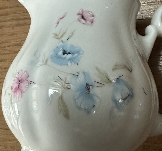 Image 1 of Pequeña lechera/cremera de porcelana con motivo de flores silvestres, siglo XX